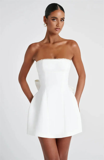 Veyra | Trägerloses, elegantes Minikleid mit Perlen 